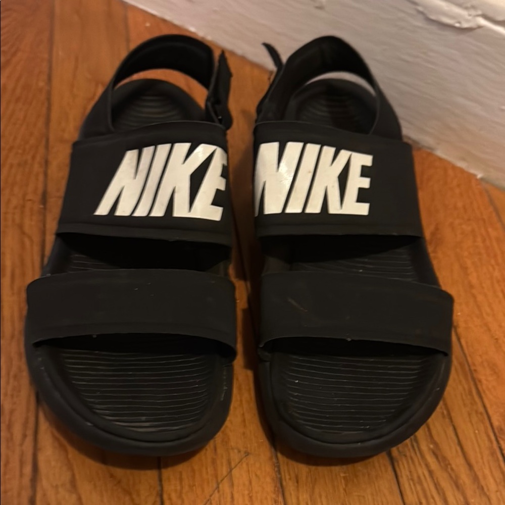 NIKE Black Slide Sandals Classic Comfort women’s size 8 EUC - Picture 2 of 6